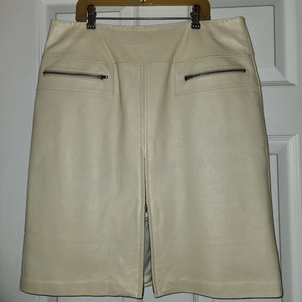 Cream Leather mini skirt with zipper detail. Vintage 90s